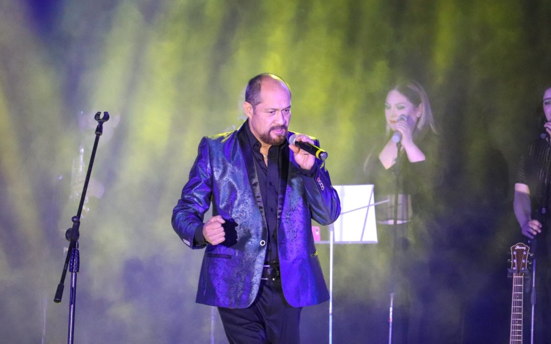 El cantante Gustavo Montes, acompañado de extraordinarias coristas y talentosos músicos localres, rindió un tributo a Manuel Mijares con el concierto «Uno entre mil».