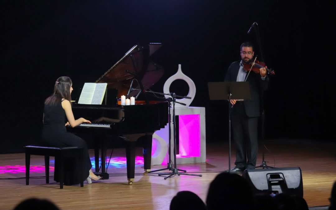 Desde Ciudad Juárez, arribó a la tierra de las tres culturas el dueto musical integrado por el violinista Roberto Jurado y la pianista Flor de Liz.