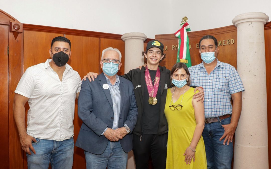 Doble campeón nacional en raquetbol visita al Alcalde de Cuauhtémoc