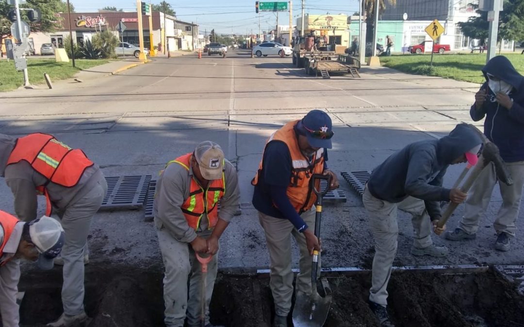 Como parte del programa Cuauhtémoc Limpio, la Dirección de Obras Públicas realizó la limpieza de alcantarillado en la calle Sexta y Juárez.