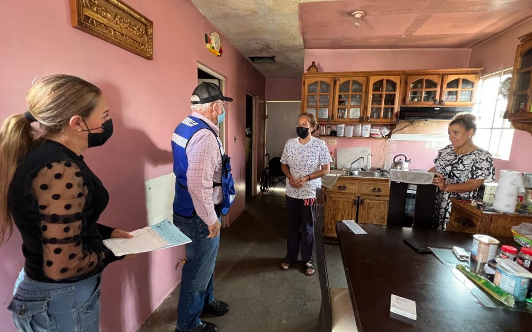 Alcalde entrega apoyo económico a familia con enfermos graves, en Cuauhtémoc