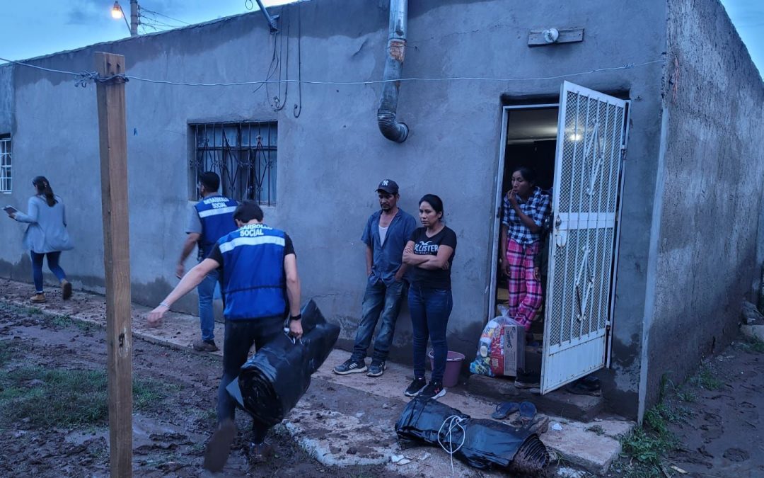 Brigadas reparten apoyos a hogares afectados por lluvias, en Cuauhtémoc