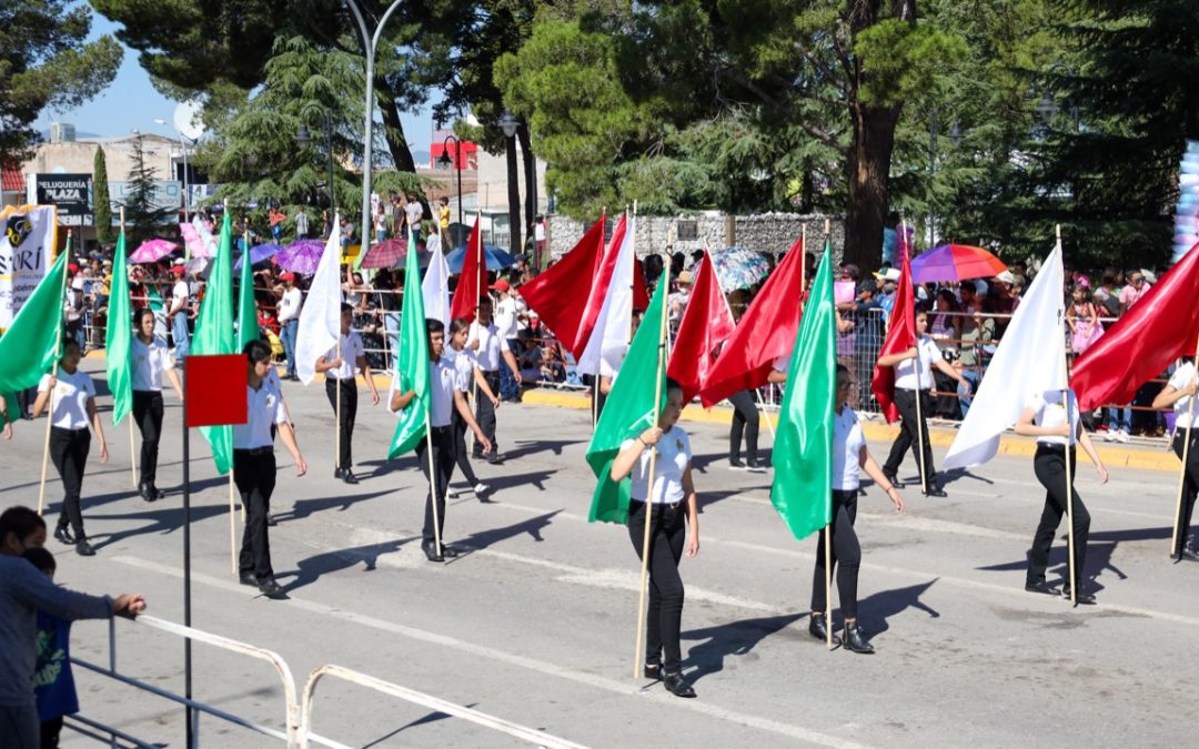 Desfilan estudiantes, militares, policías, bomberos y paramédicos, en Cuauhtémoc