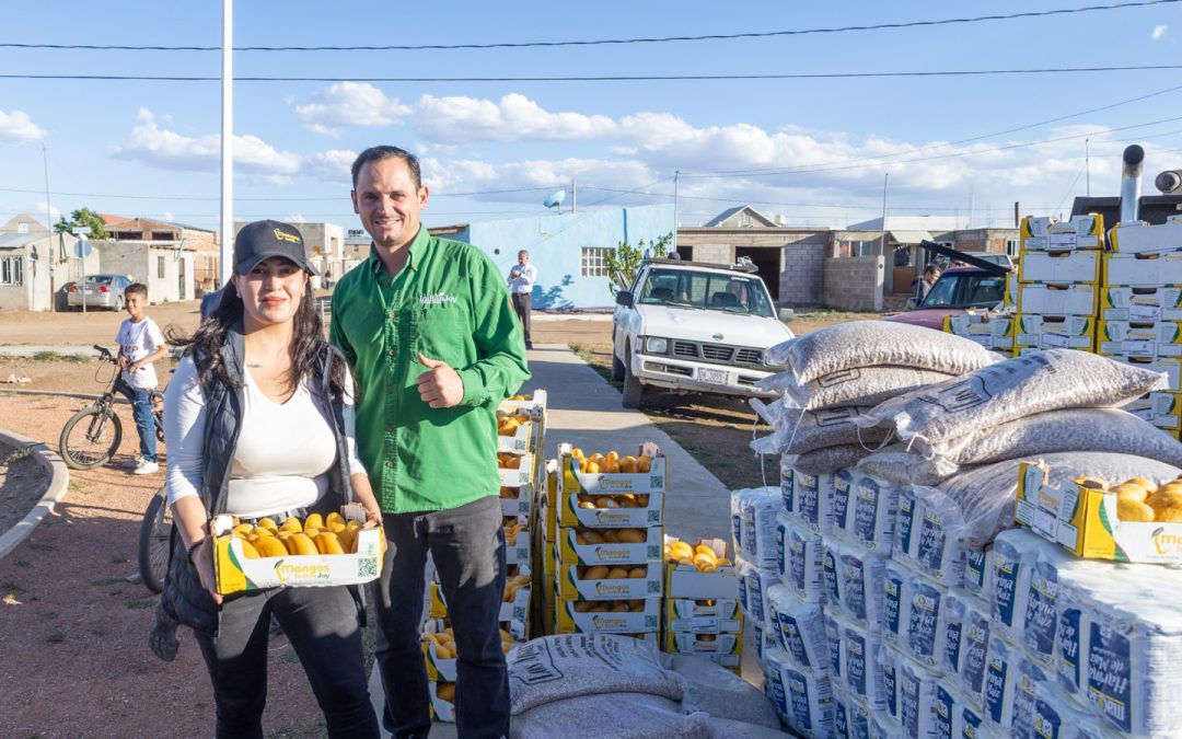 Menonitas y empresa de manzana donan alimentos a personas de escasos recursos, en Cuauhtémoc