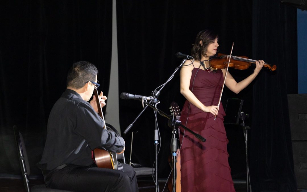 Dueto Vino Tinto deleita con el concierto “El canto de las maderas”, en Cuauhtémoc
