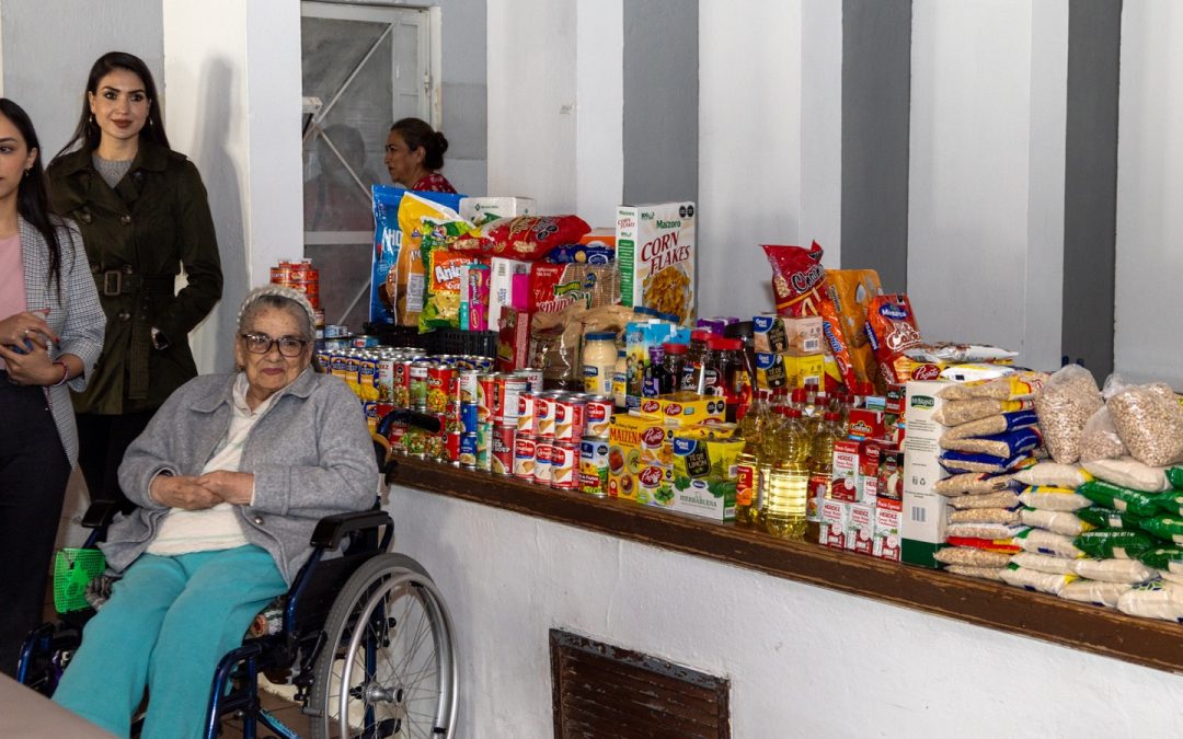 Empleados municipales reúnen despensa para el Hogar del Abuelo, en Cuauhtémoc