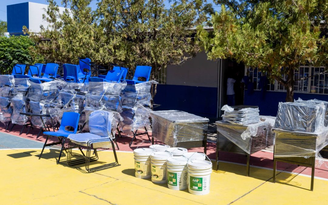 Dotan de pupitres y otro mobiliario escolar a 12 escuelas de educación básica, en Cuauhtémoc